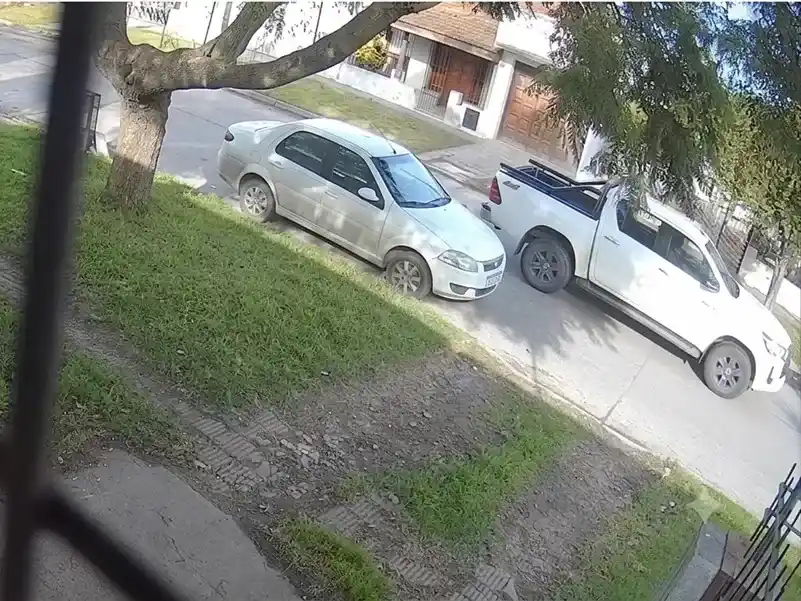 La camioneta instantes después de ser sustraída. Por detrás, la moto donde se desplazaban los delincuentes.