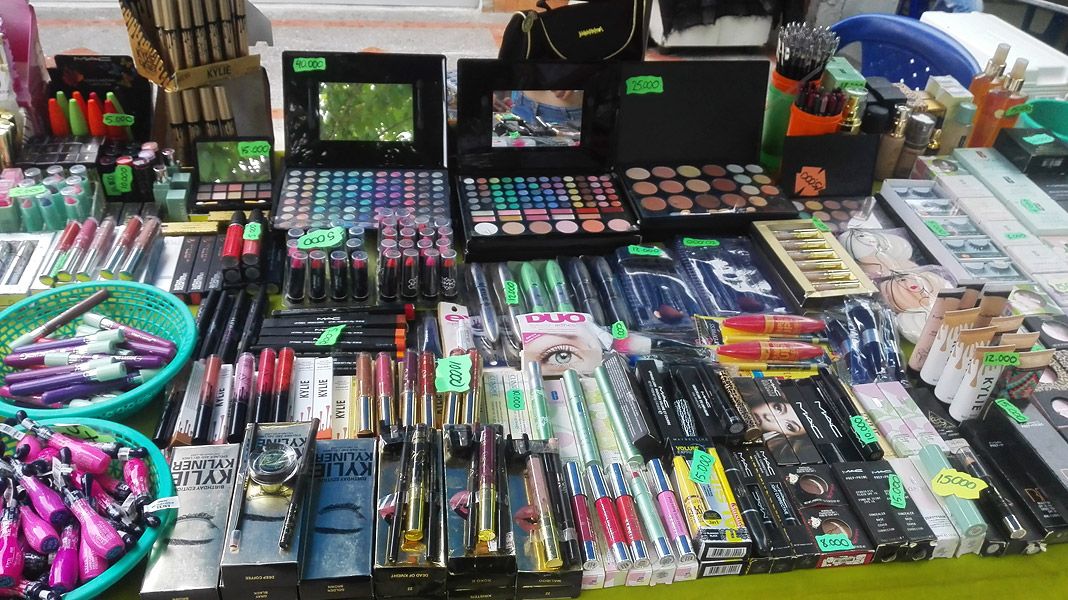 Tres adolescentes intentaron robar maquillaje de un local de 25 de mayo y las atraparon por las cámaras