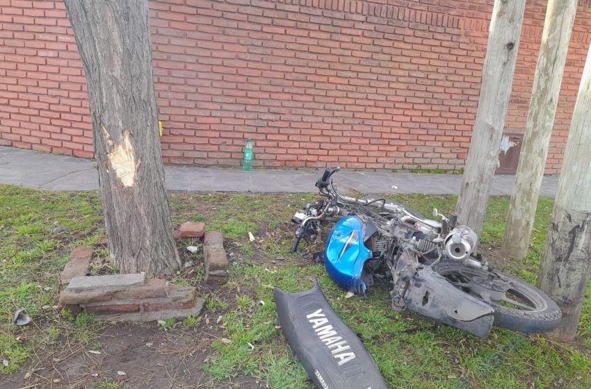 Perdió el control de su moto y chocó contra un árbol