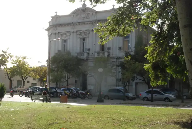 Quince años de prisión domiciliaria para un abuelo que violó a su nieta