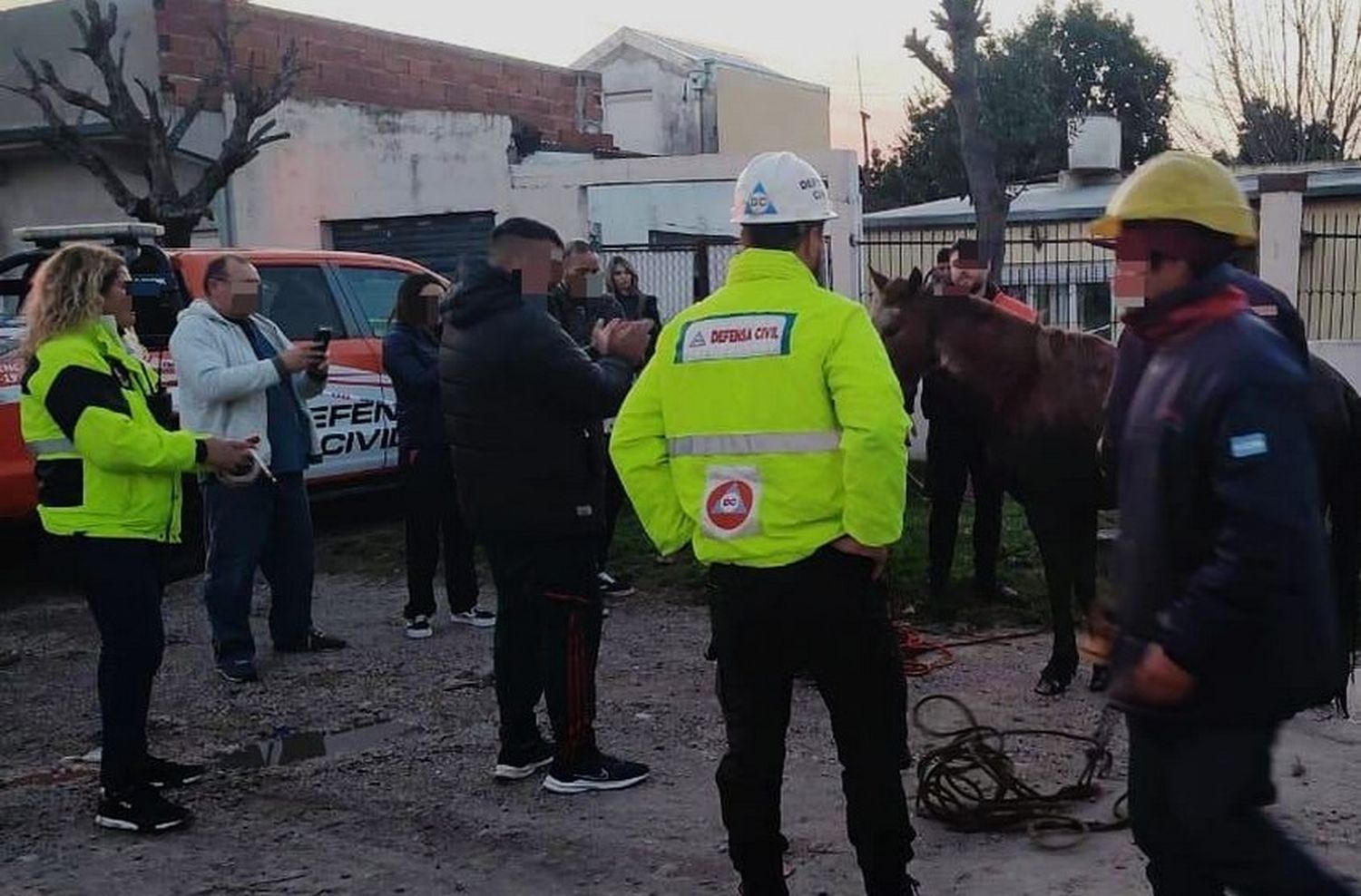 Bomberos, Defensa Civil y Rescate contribuyeron a sacar un caballo de un pozo