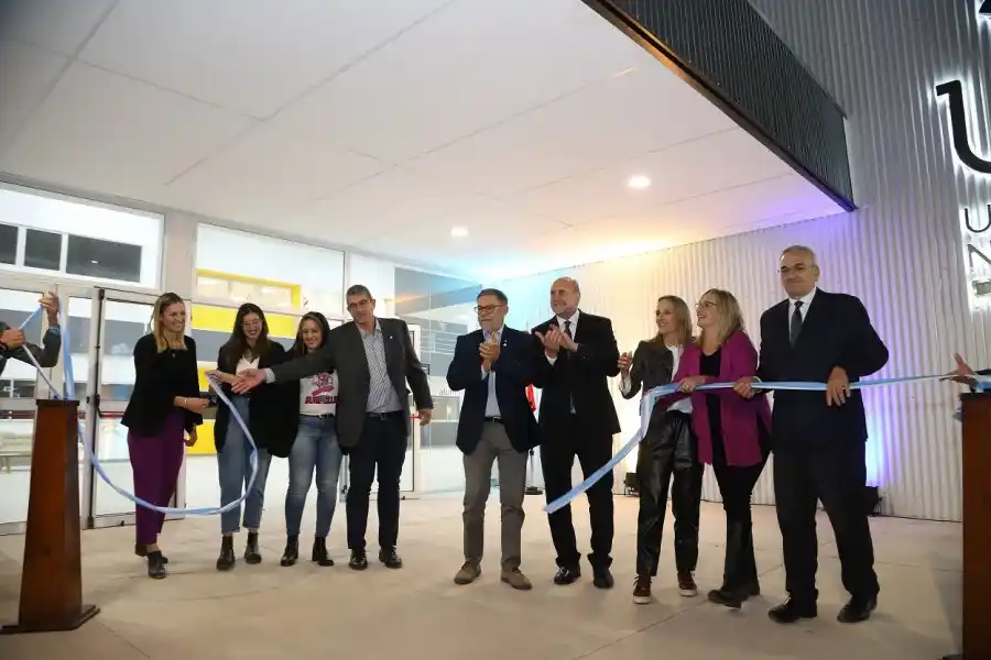 Perotti participó de la inauguración de un nuevo edificio de aulas en la Universidad de Rafaela