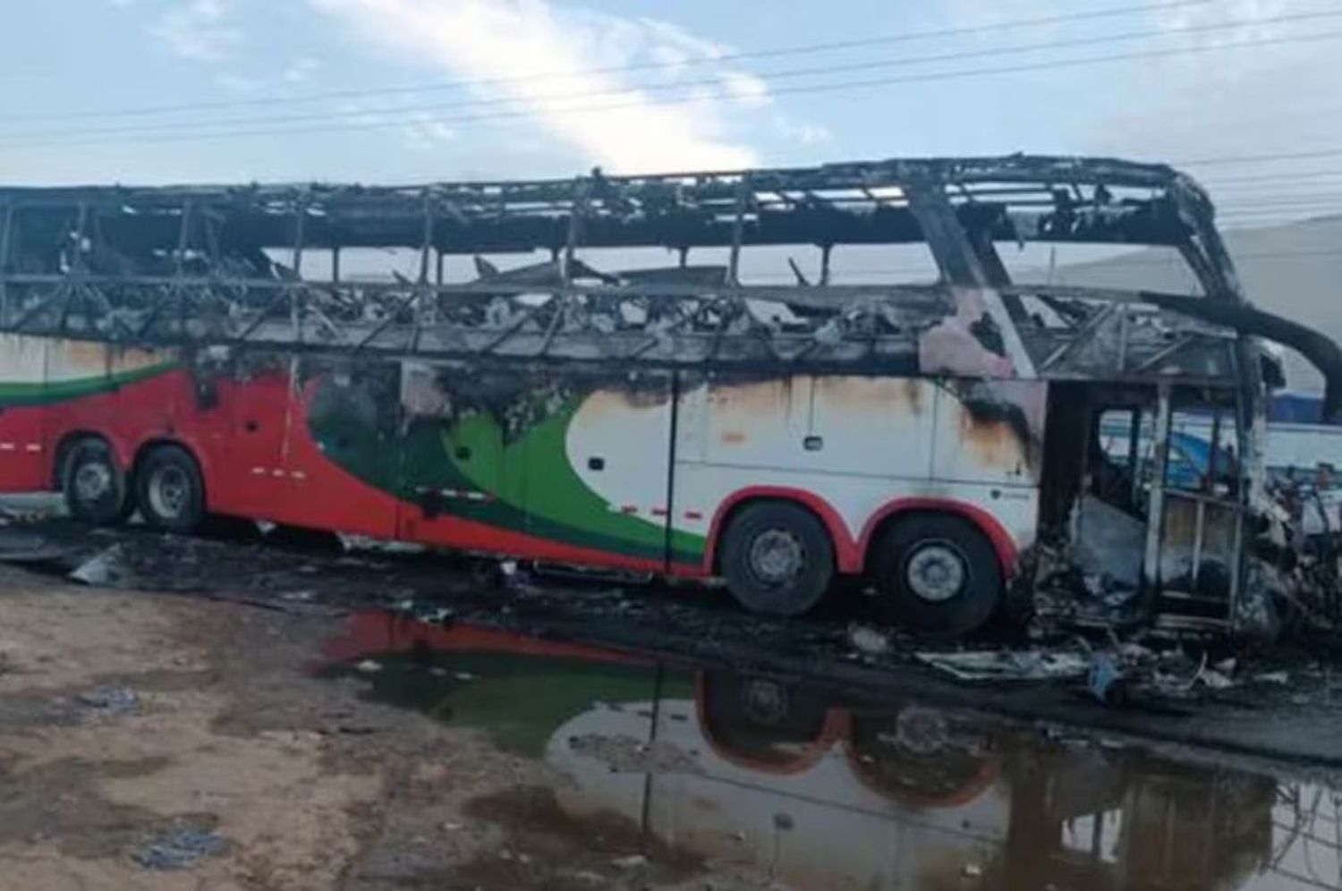 Tragedia en Perú: al menos 12 personas murieron quemadas tras chocar un colectivo con una mototaxi