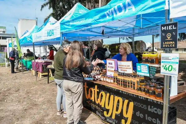 Numerosos emprendimientos locales participaron de la Feria de Mercados Bonaerenses en la Vieja Estación
