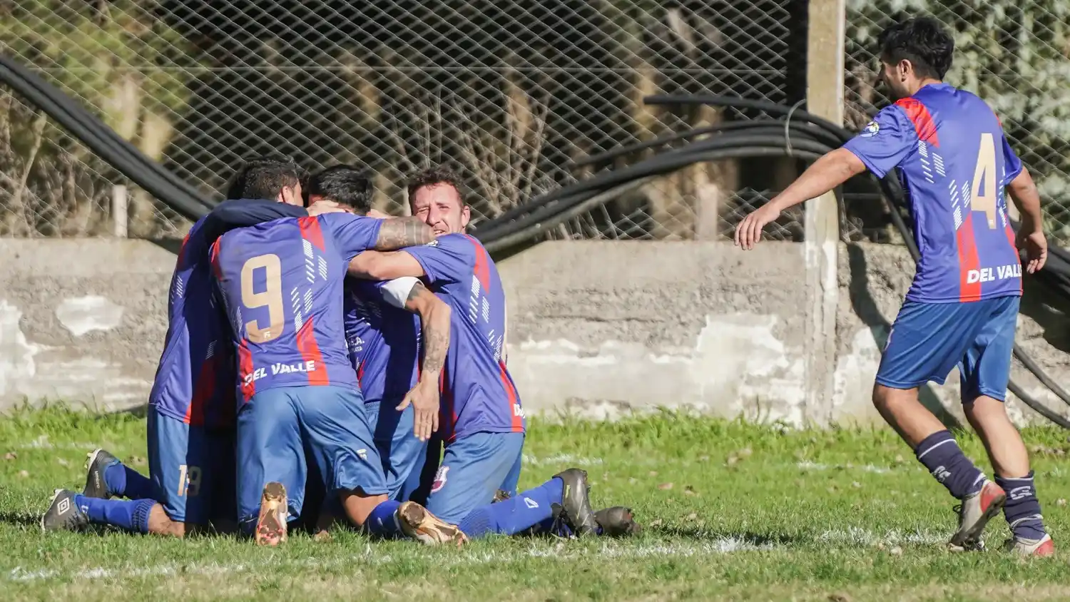 Festejo. De Del Valle, tras igualar el encuentro de semis ante Mataderos