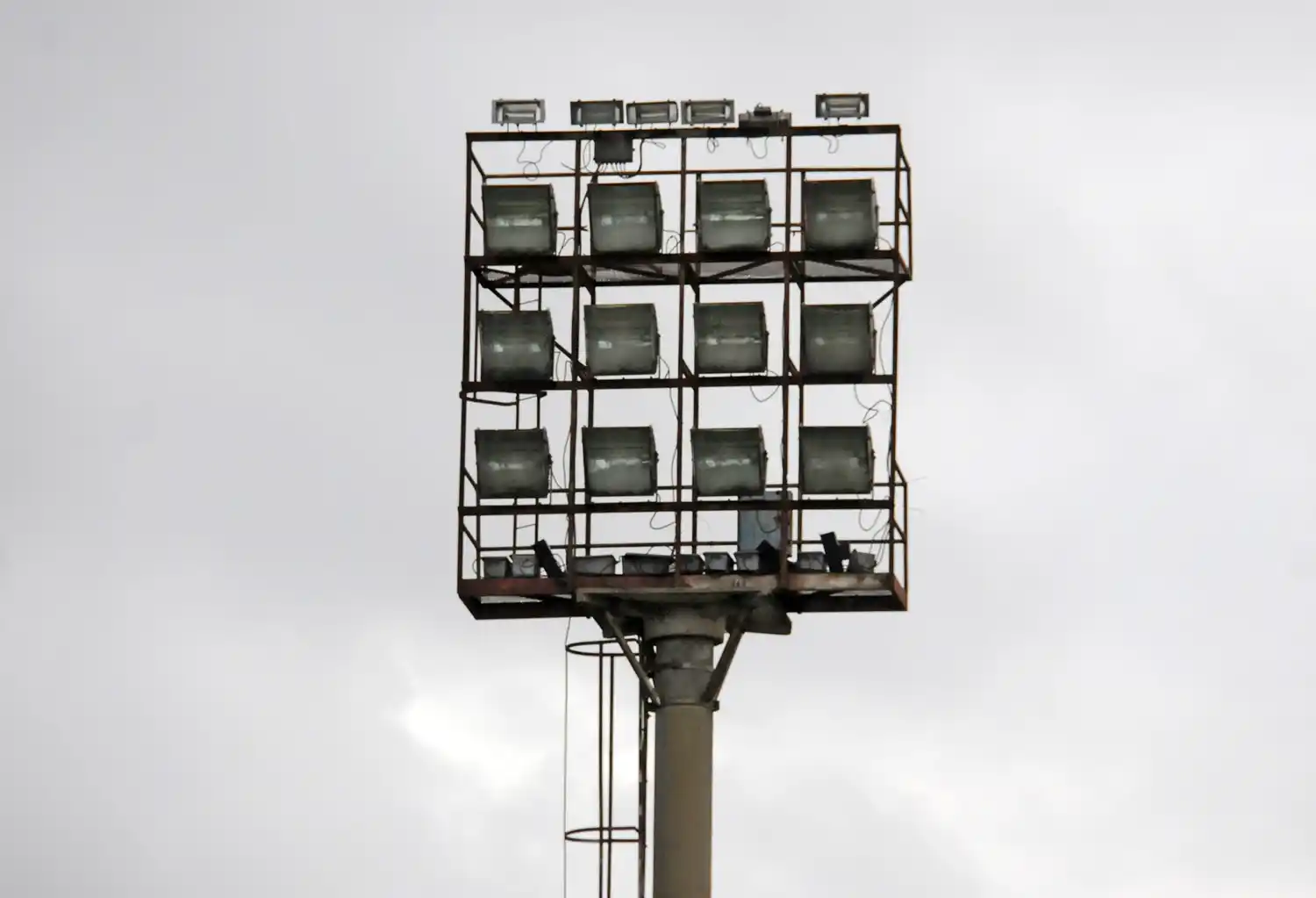 Méndez cargó contra el Municipio por el retraso en la modernización de las luminarias en el Estadio