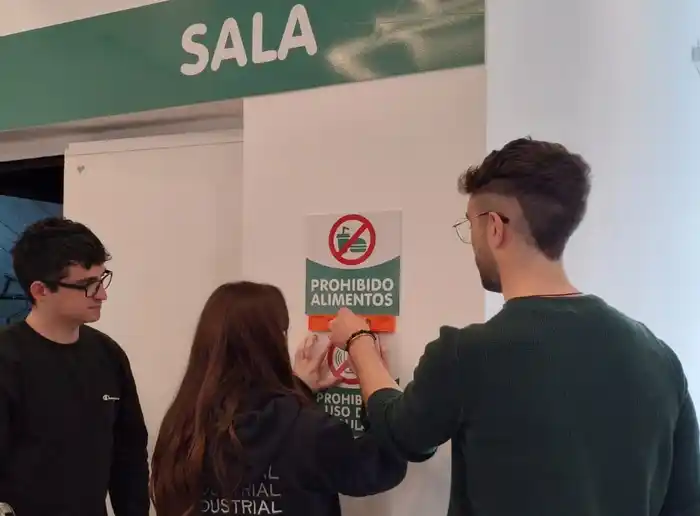 La Facultad de Ingeniería de la Unicen confeccionó señaléticas en braille para el Teatro La Fábrica