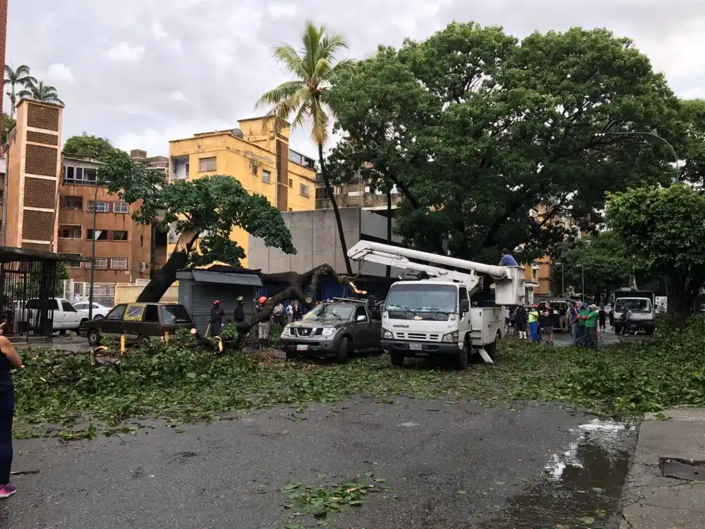 Fuertes lluvias en Caracas dejaron a Baruta y El Hatillo sin servicio eléctrico