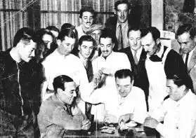 La disputa en los caminos dio paso en las horas del descanso reparador a amables reuniones entre los corredores y sus colaboradores. En esta imagen aparecen algunos de ellos que se alojaban en el Hotel Maritorena (Paz y Sarmiento), jugando a los naipes. Son ellos Angel Lovalvo, Pedro Yarza y Félix Heredia. Completan la escena pampinatto, Daniel Musso, Fernández Walker, Juan y Oscar Gálvez, entre otros.