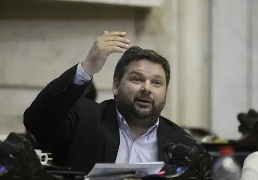 Diputado kirchnerista de 43 años se vacunó en febrero pasado como "personal de salud"