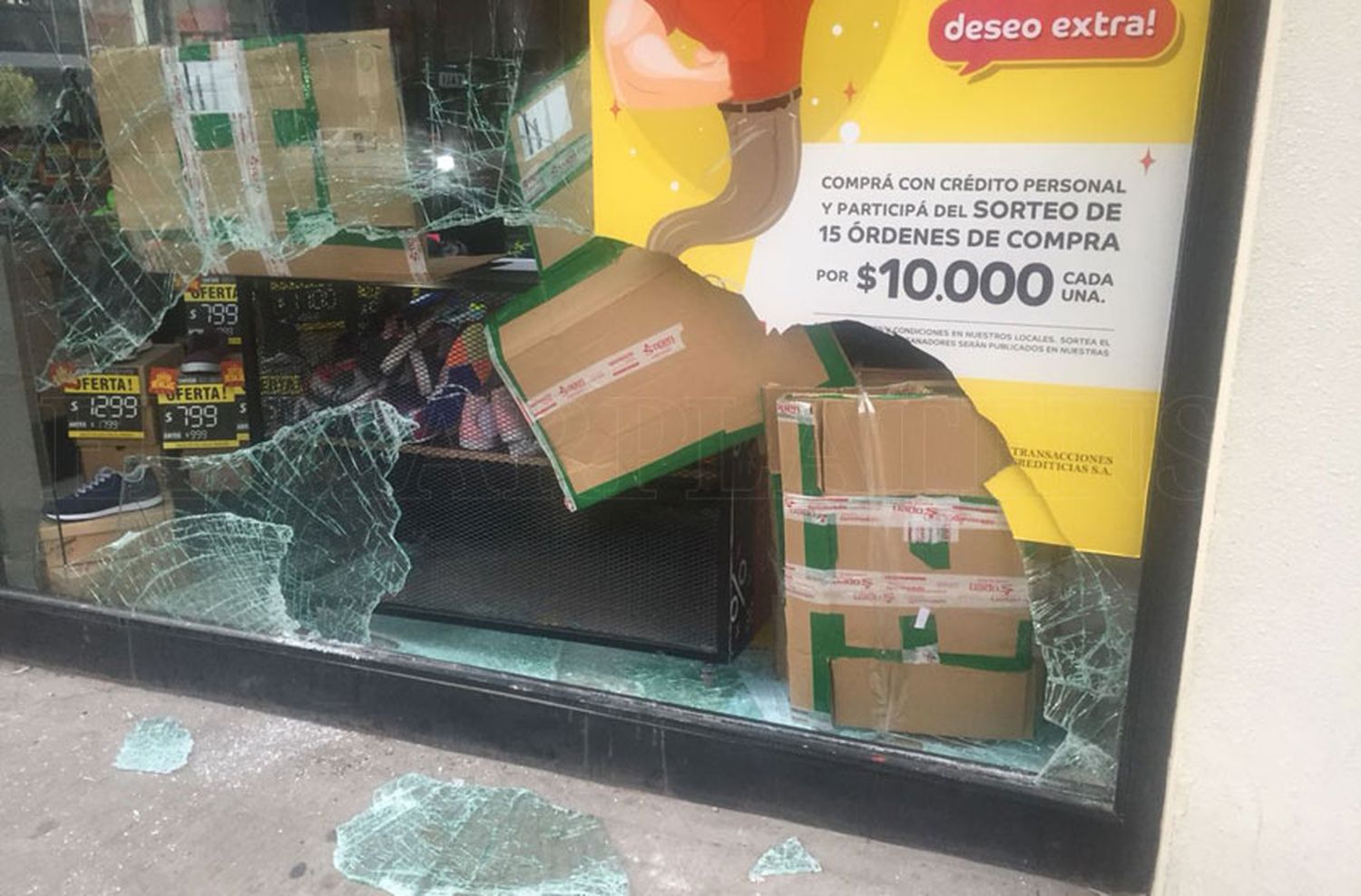 Otro robo a comercio céntrico rompiendo la vidriera con un auto