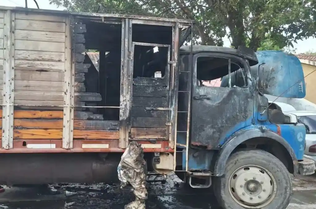 Asó quedó el camión incendiado