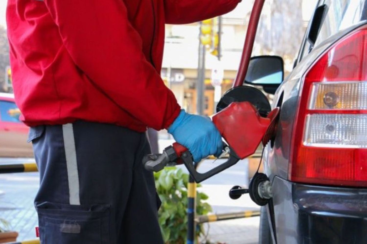 Los combustibles subirán un 4 % mensual hasta agosto