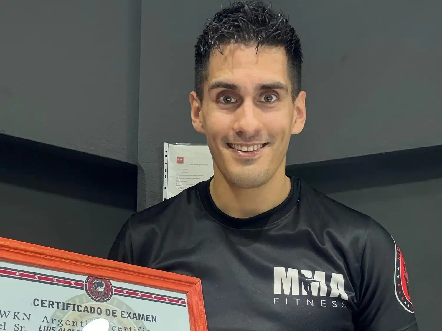 Luis Carabajal con su certificado de examen. Nuevo entrenador Clase B