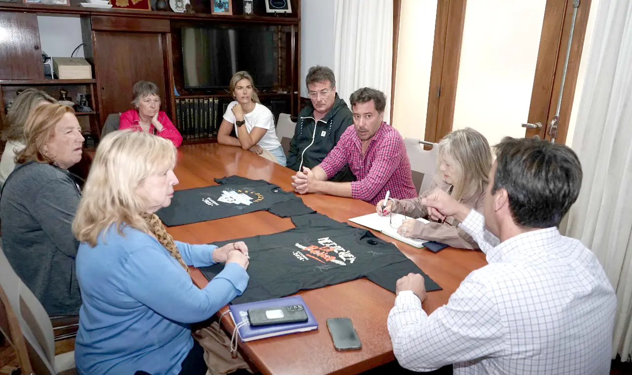 Con el intendente. Integrantes de Actitud Solidaria y de la Cooperadora del Hospital
