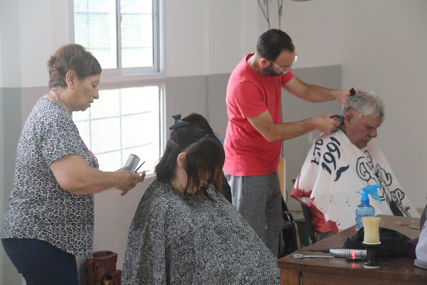 El programa Tijeras Solidarias recorre todos los barrios de la ciudad.