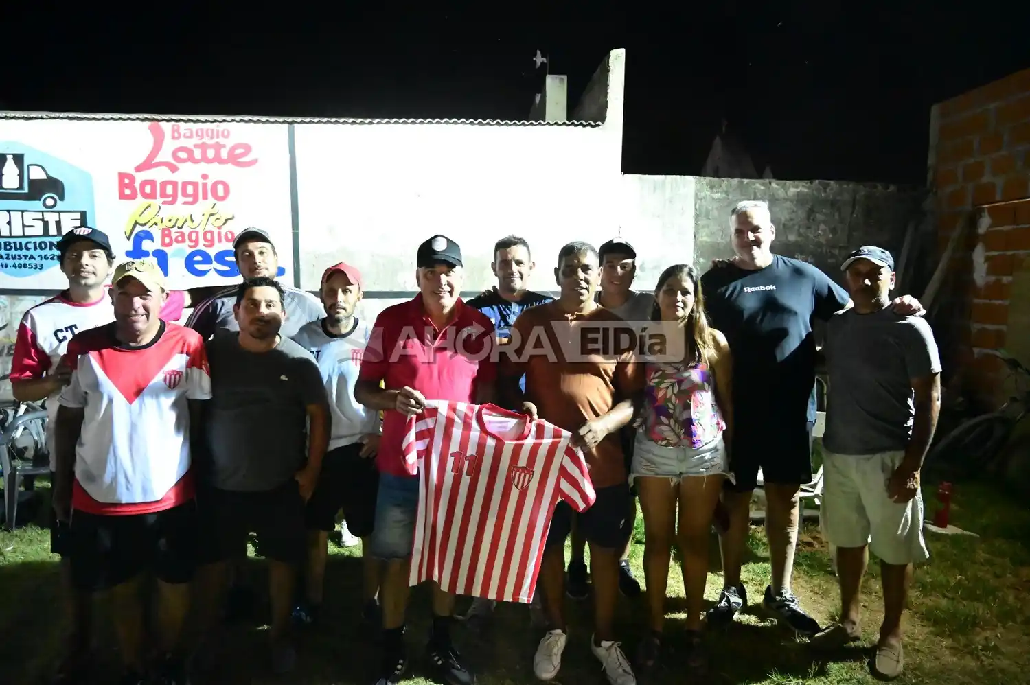 El entrenador Hugo Mayero y el presidente Daniel Cepeda en el centro de la foto. Detrás el resto de la comisión directiva y el cuerpo técnico (crédito: MR Fotografía)..