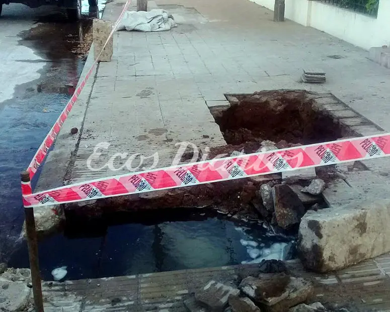 Por una perdida se hundía la vereda