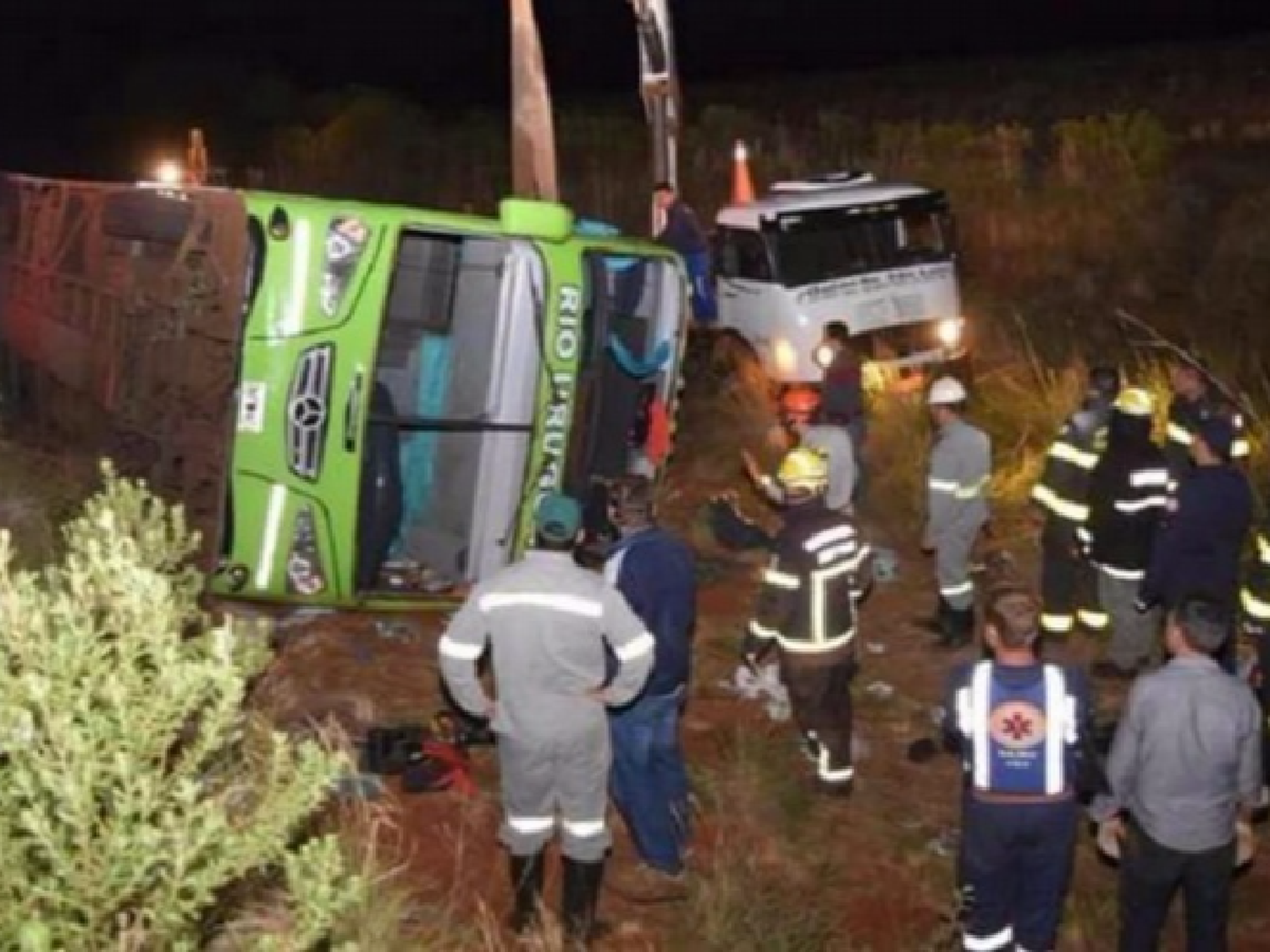 Volcó un micro con egresados argentinos en Brasil: 3 muertos
