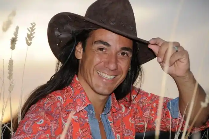 El artista Claudio San Martín y una noche de música tropical