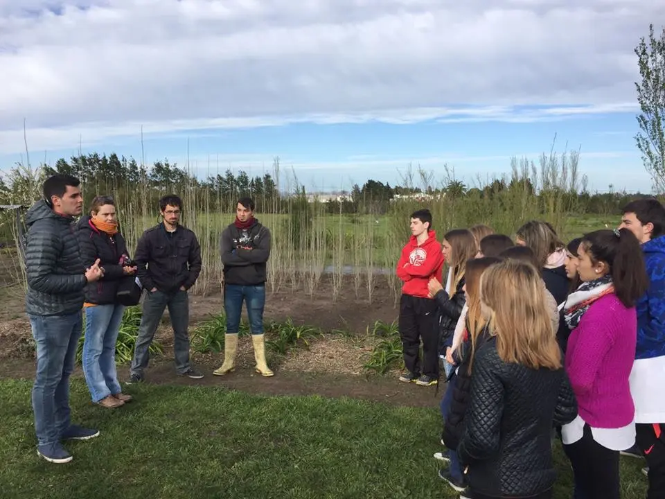 LOBERIA: Estudiantes realizan visita a huerta comunitaria y vivero