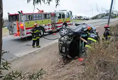Cuatro heridos, una de gravedad, tras un vuelco frente al monumento al Fundidor