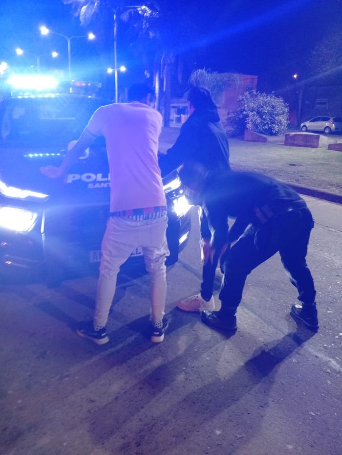 Intenso operativo policial en Rafaela: dos aprehendidos y un vehículo secuestrado - 1