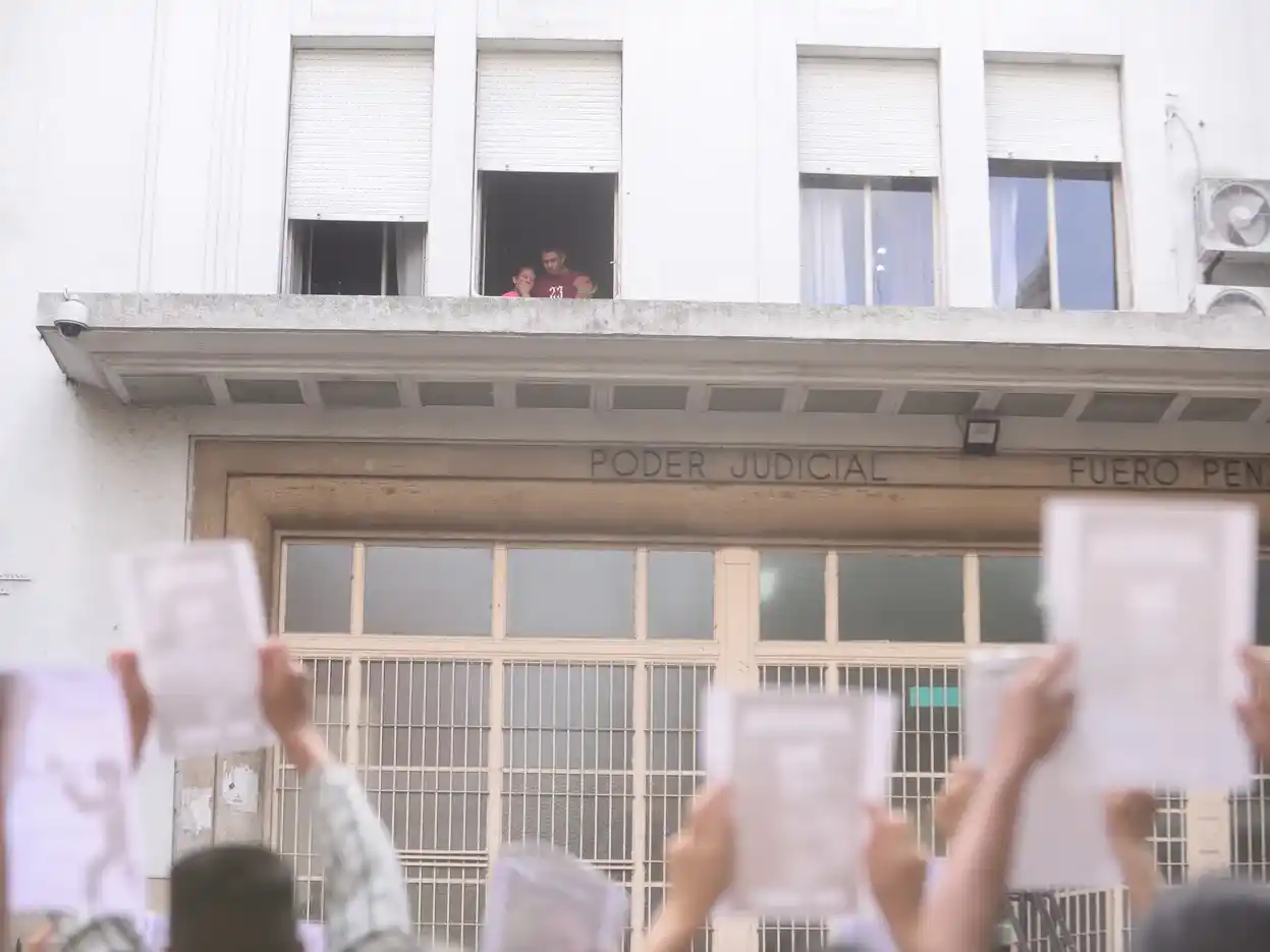 La comunidad brindó su apoyo a los padres de Kim durante la audiencia en sede judicial. FOTO: 0221.