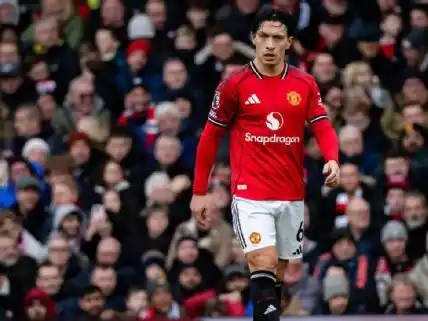 Lisandro Martínez se impuso en el duelo argentino y fue clave en la racha positiva del Manchester United