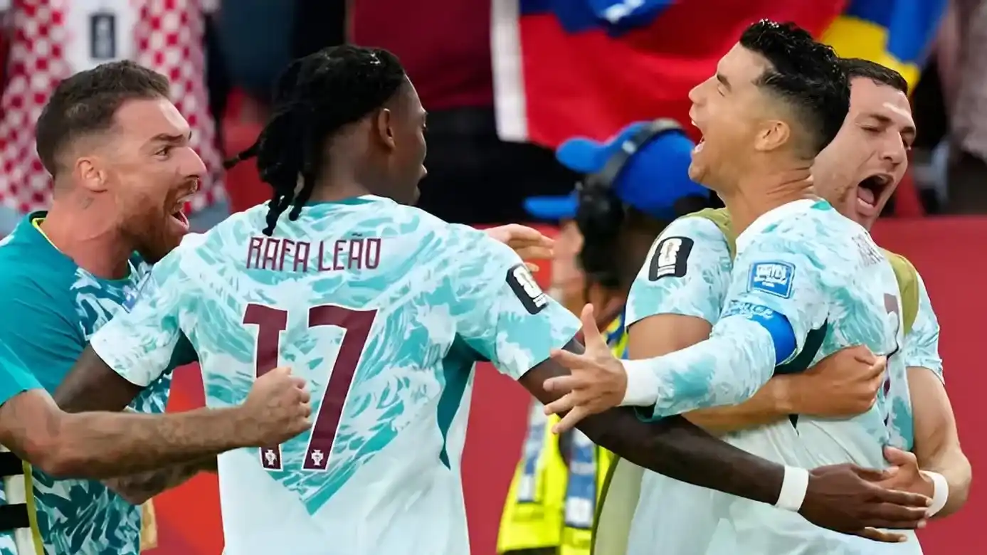 Cristiano Ronaldo celebra con sus compañeros tras convertir de penal frente a Croacia. Foto: The Canadian Press