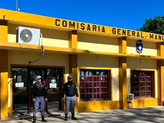 Dos efectivos de la Policía de Formosa custodian el frente de la Comisaría General, donde se llevan a cabo las actuaciones judiciales tras el trágico siniestro vial que terminó con la vida de un niño de cinco años en la provincia.