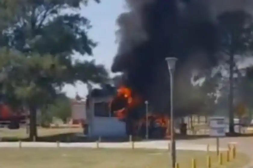 Se incendió una camioneta en el estacionamiento del Aeropuerto Internacional de Rosario