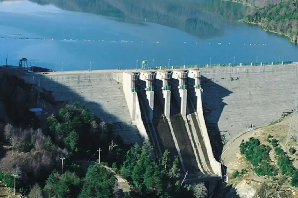 Desalojan a mapuches que bloquearon el acceso a una hidroeléctrica en Chile