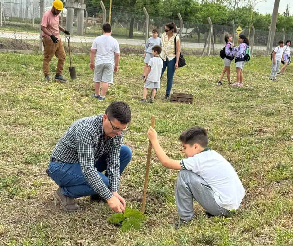 Proyecto ambiental: niños plantaron 400 árboles en el Parque Industrial