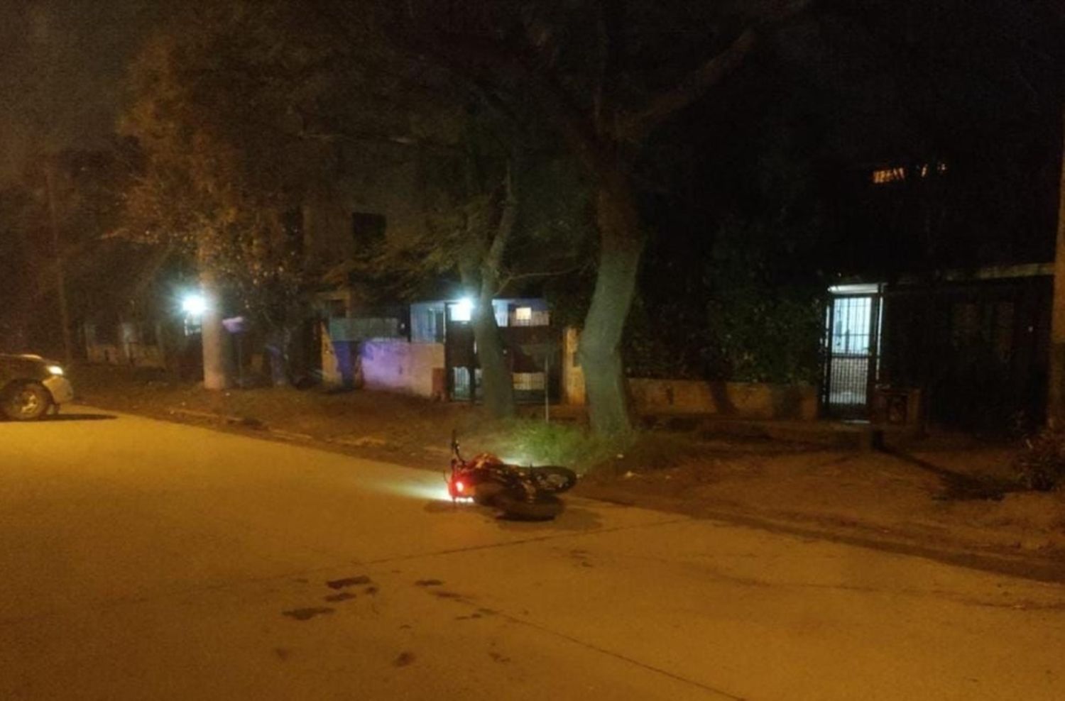 Un motociclista cruzó la esquina a gran velocidad y quedó inconsciente sobre la calle