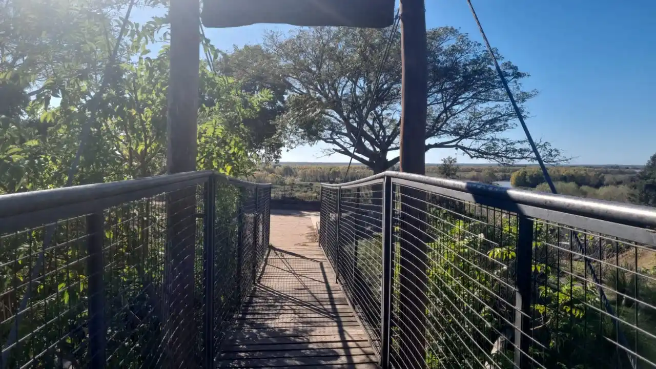 El puente peatonal desemboca en uno de los miradores más imponentes de la costa sampedrina.