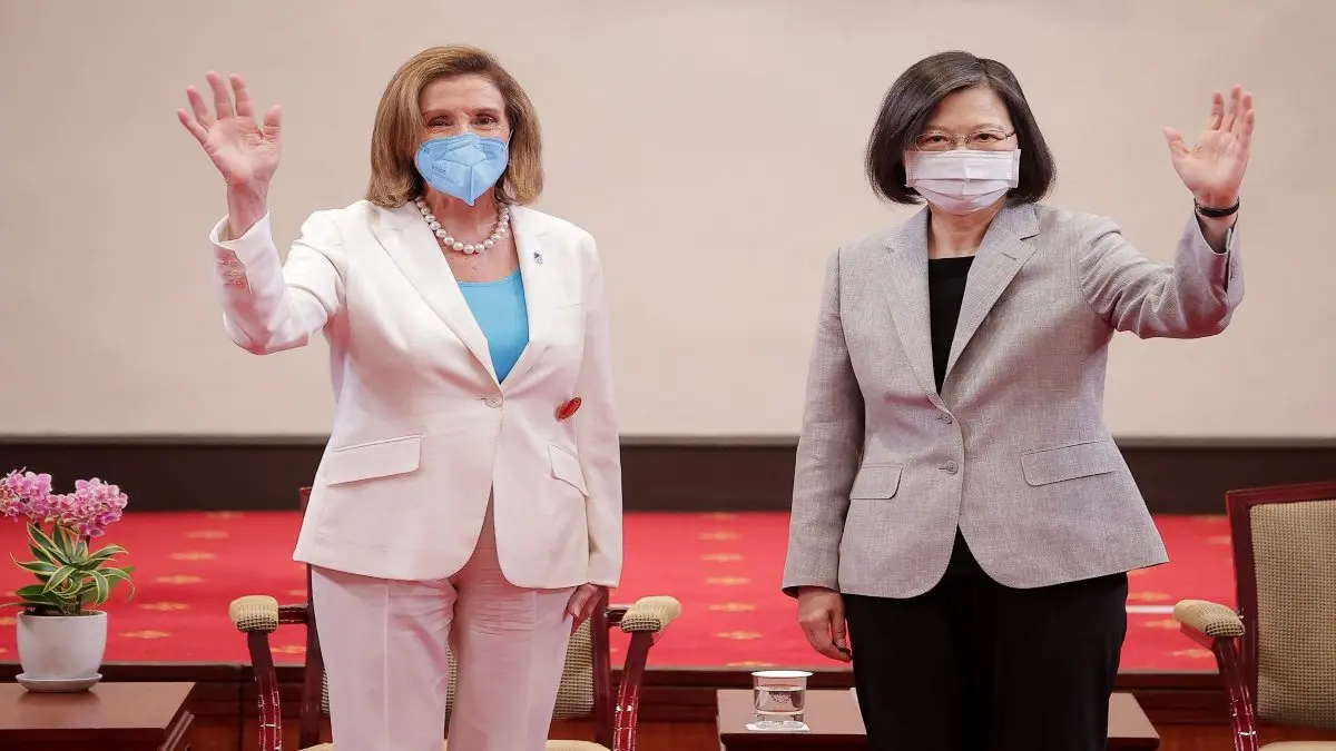 CHINA DESAFIANTE y EE.UU. COMO SI NADA: Pekín responde a la visita de Nancy Pelosi a Taiwán con sanciones y ejercicios militares  
