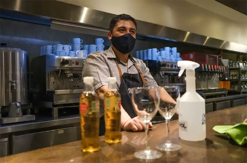 Empleados gastronómicos denuncian que los obligan a trabajar durante el CENSO