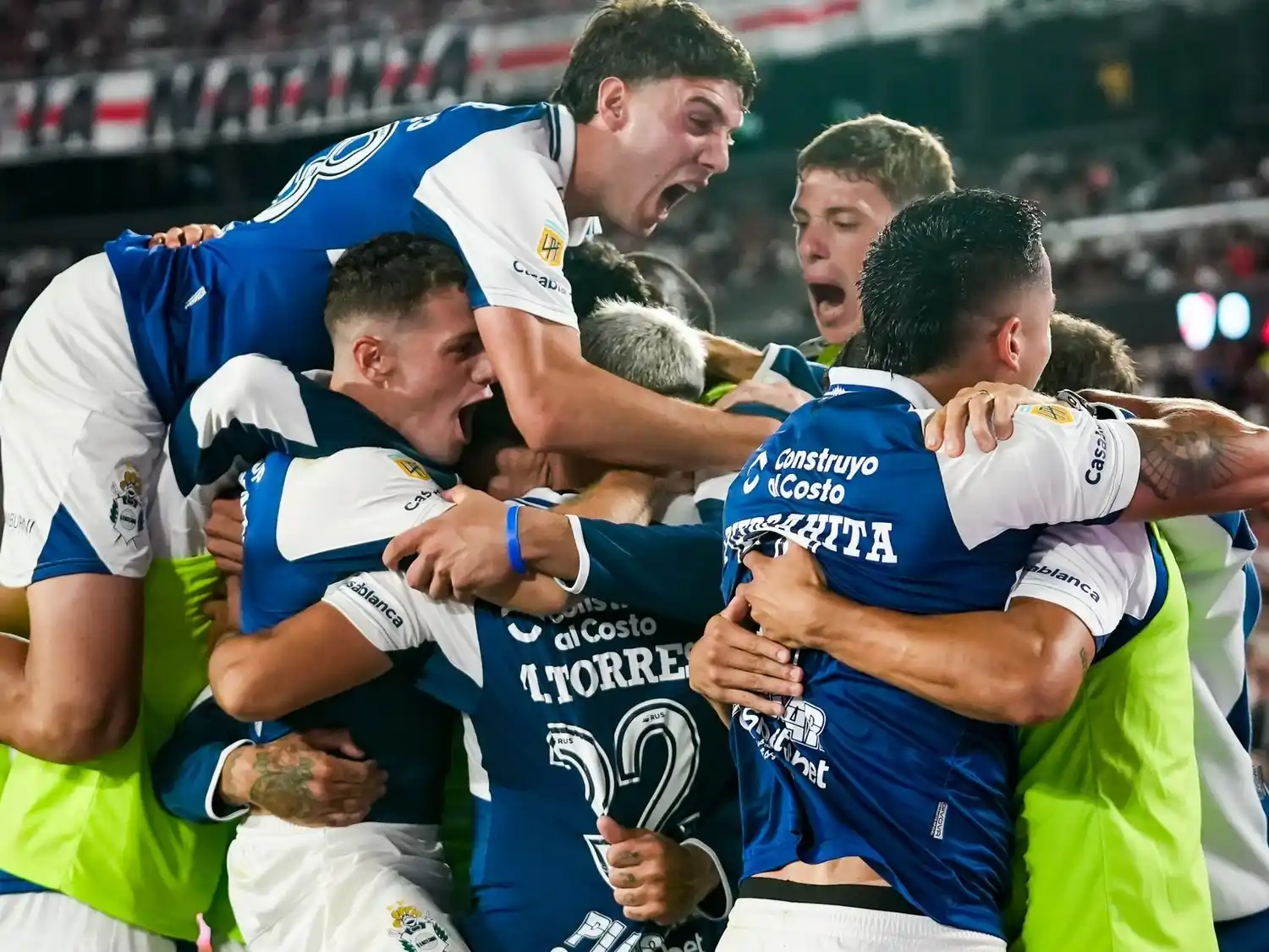 Con un polémico penal atajado por Insfrán a los 99, Gimnasia le ganó a River en el Monumental y quiere seguir en Primera