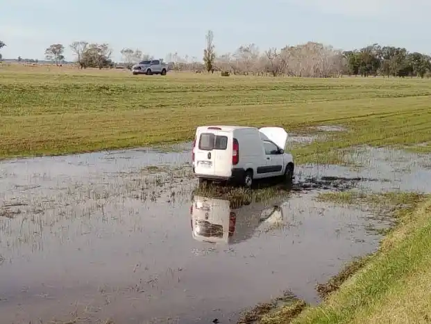 El utilitario terminó varado en medio de una acumulación de agua en la zona de césped que separa las dos manos de la Autovía.