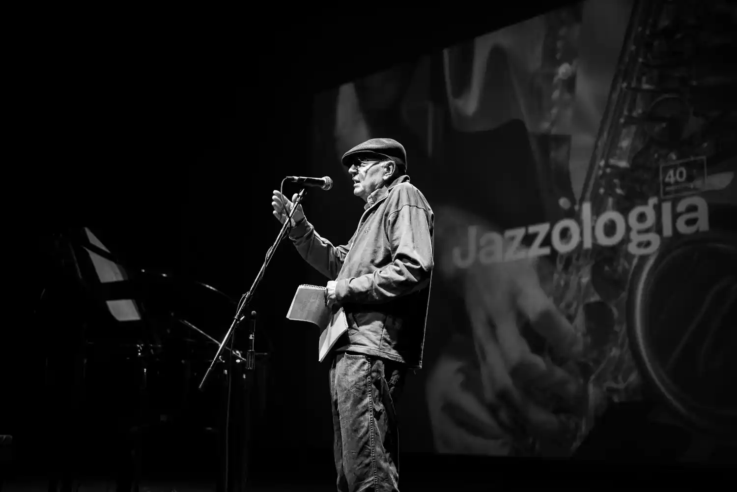 Carlos Inzillo sobre el escenario del Centro Cultural San Martín, celebrando los 40 años de Jazzología.