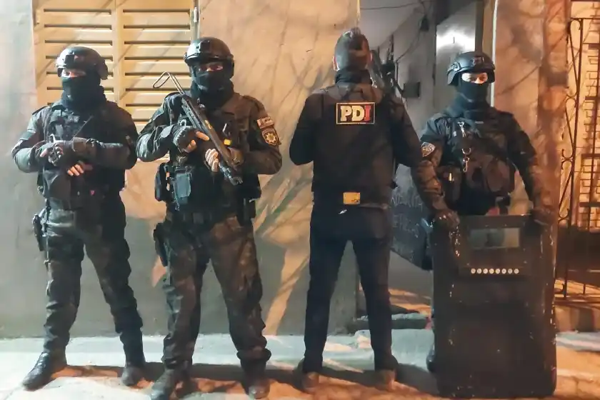 12 detenidos en allanamientos contra una banda criminal acusada por venta de drogas, balaceras y amenazas