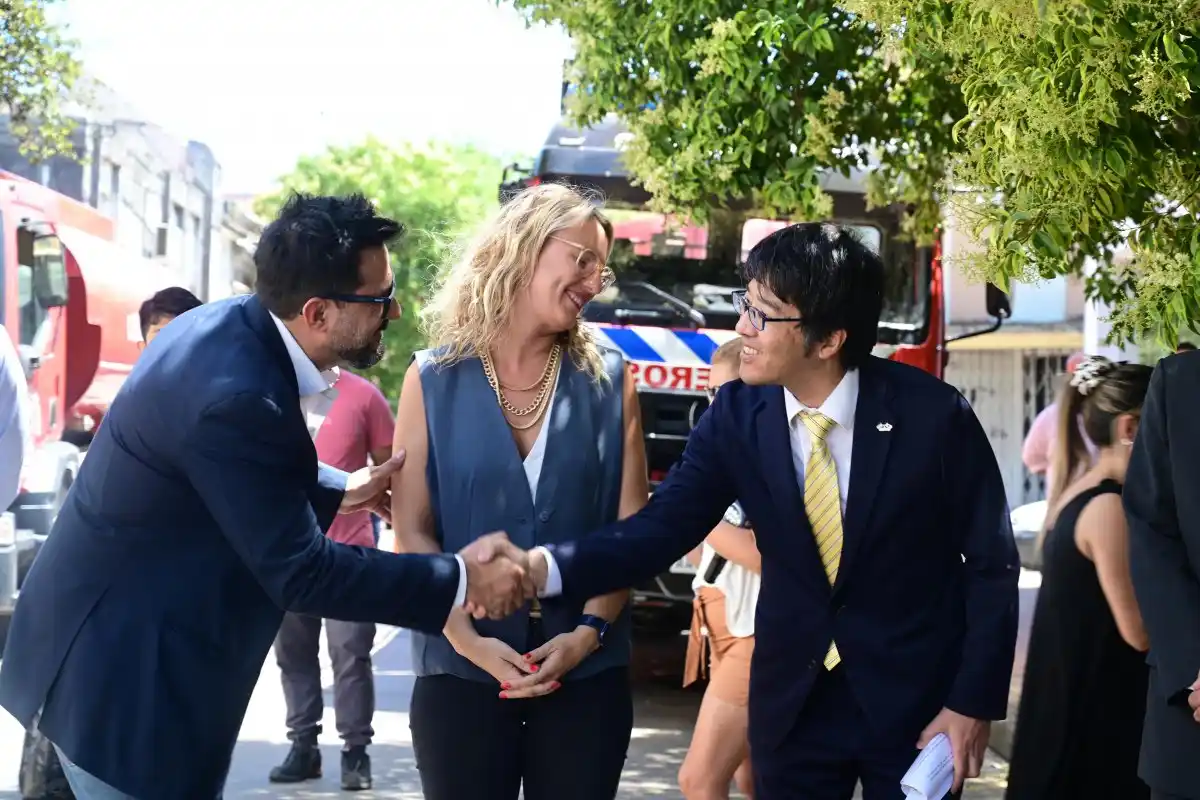 Los Bomberos Voluntarios recibieron un autobomba de última generación donado por la Embajada de Japón