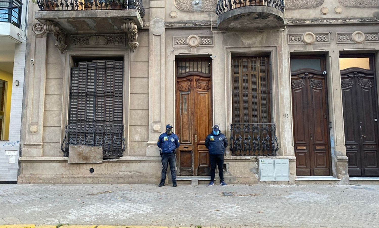 Operativo frente a plaza López dejó dos detenidos, decomiso de sustancias y armas de fuego