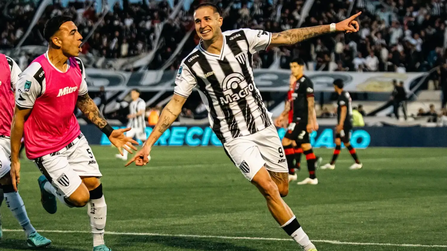 Módica festeja el gol en Mendoza.