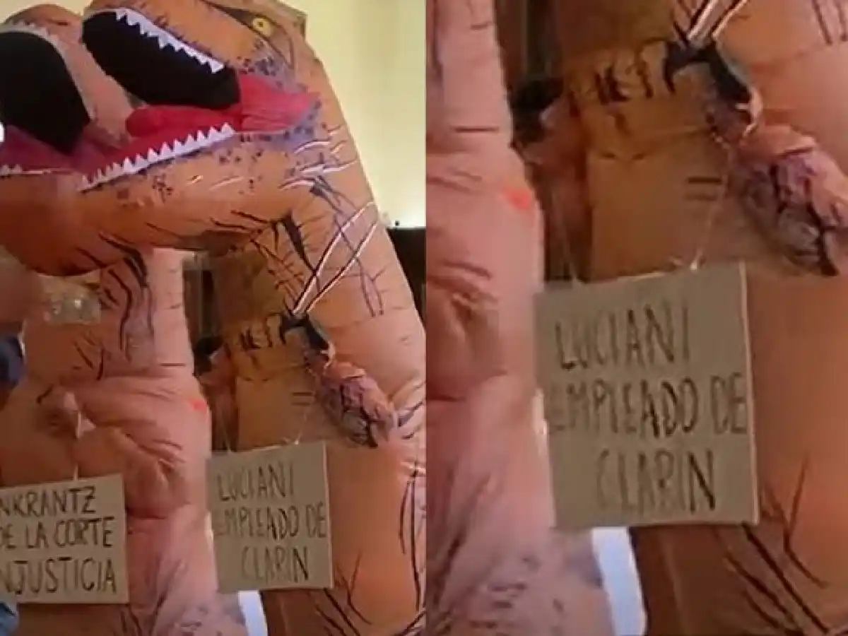 Disfrazados de dinosaurios, alumnos de la UBA criticaron a Luciani y Rosenkrantz