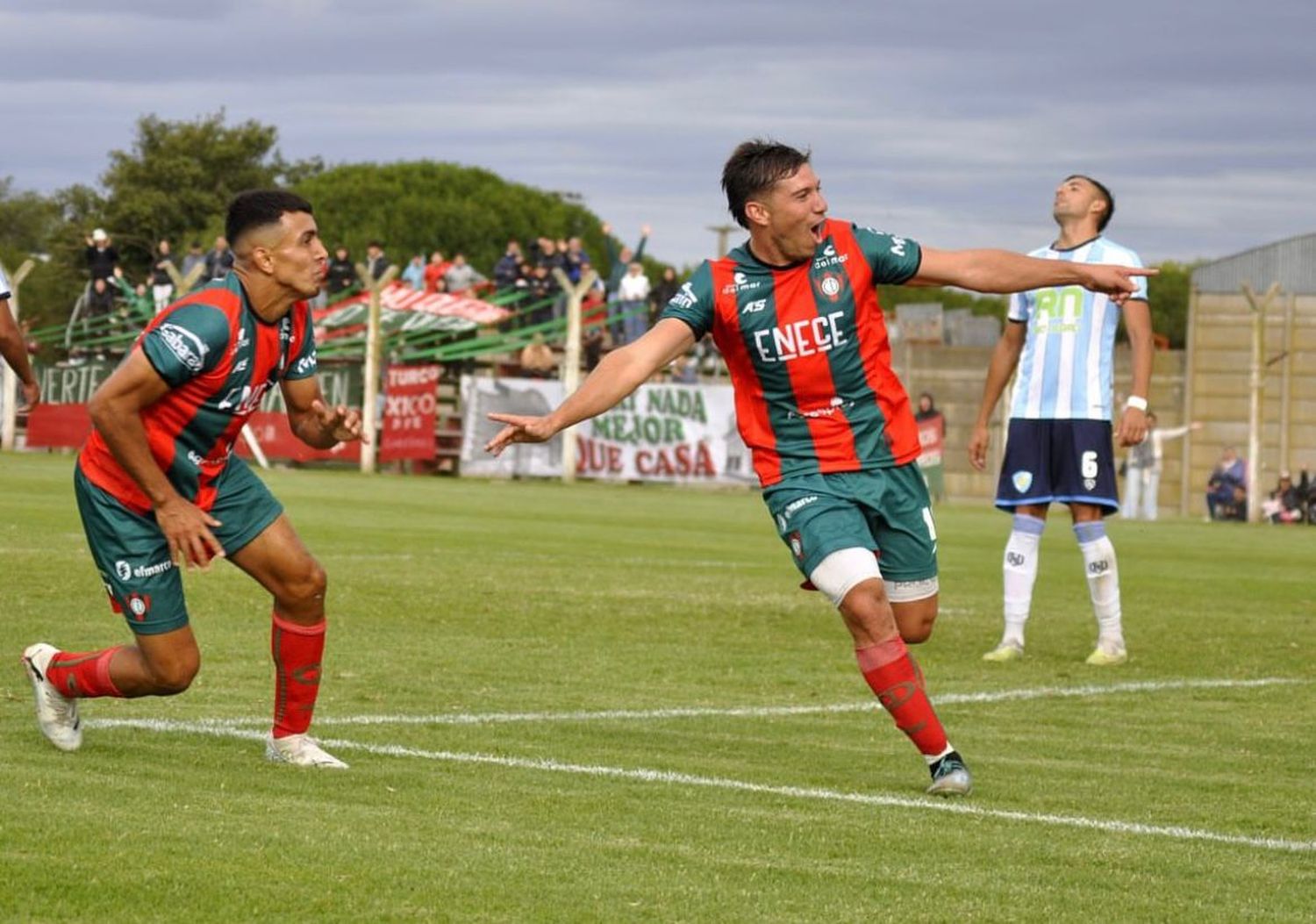 El "10" de Círculo festejando el gol frente a Sol de Mayo.