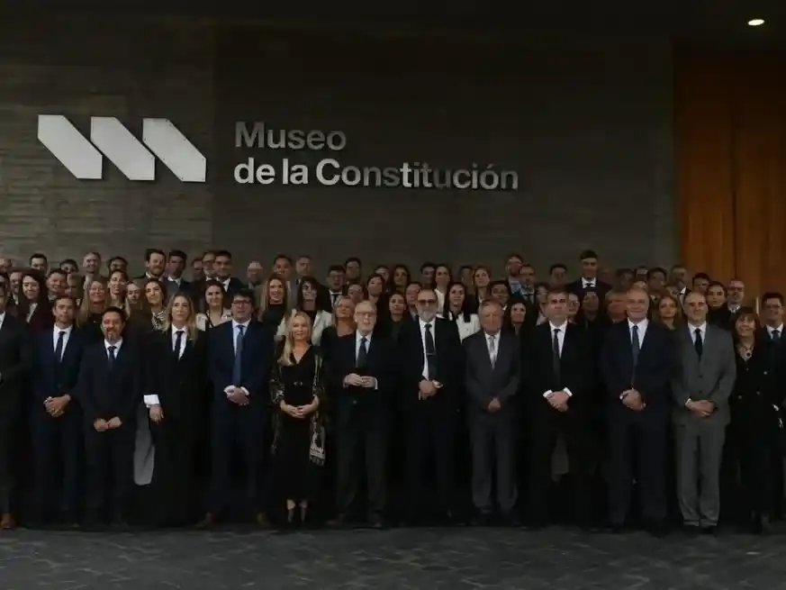 La "foto de familia", en el ingreso al Museo de la Constitución de Santa Fe. Foto: Carolina Niklison