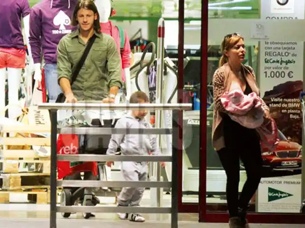 Eva Anderson y Demichelis, de paseo en Marbella junto a Lola