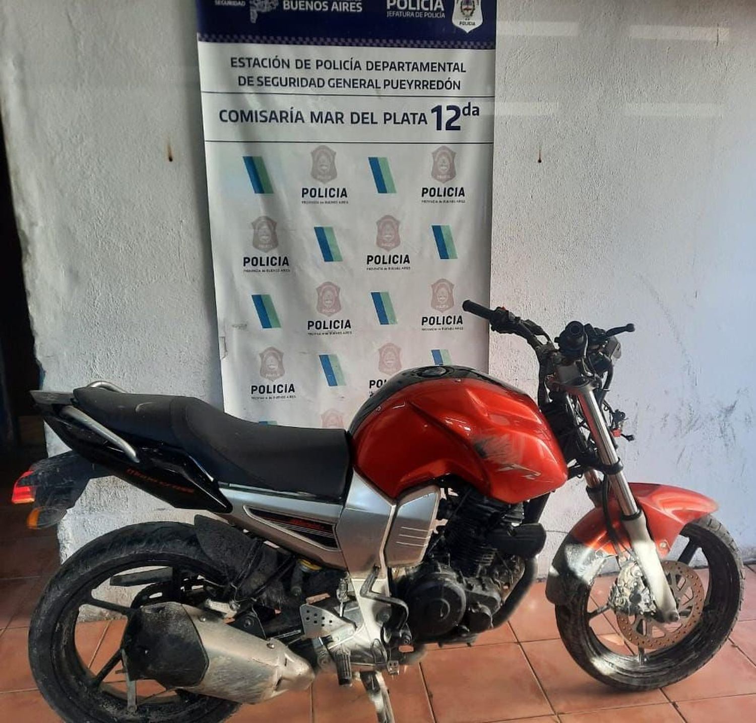 Lo atrapan con droga en una moto robada